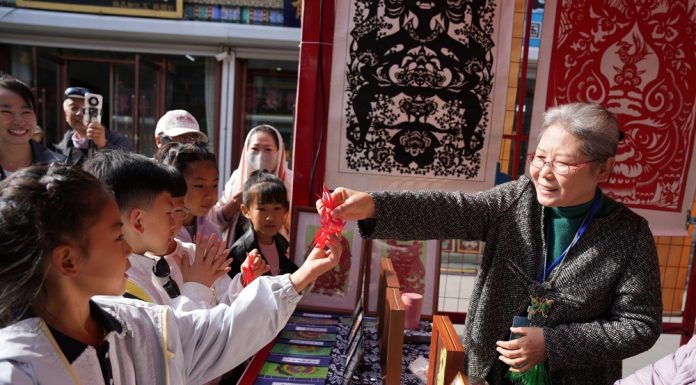 Cina: Yang Zhihong mantiene viva l’arte della carta ritagliata di Jianping (2)