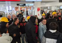 I lavoratori dell’ex Ilva di Cornigliano occupano l’aeroporto di Genova