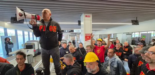 I lavoratori dell’ex Ilva di Cornigliano occupano l’aeroporto di Genova