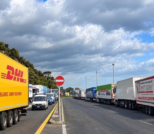 Protesta degli autotrasportatori, ancora presidi a Palermo e Catania. Tir fermi anche al casello di Tremestieri a Messina