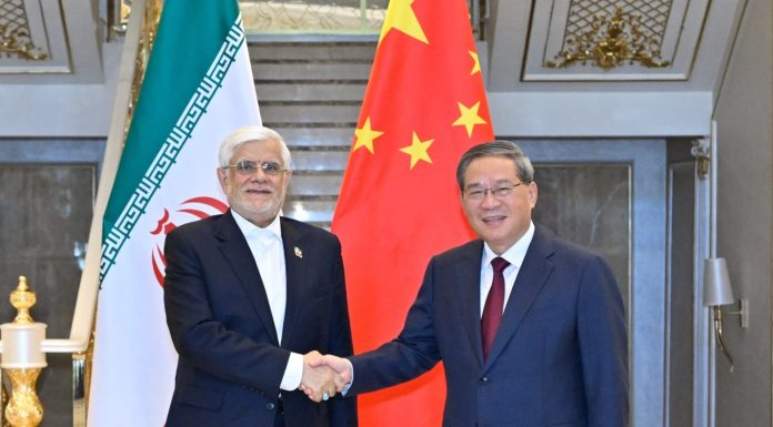 Premier cinese Li Qiang incontra primo vice presidente iraniano Aref a Dushanbe