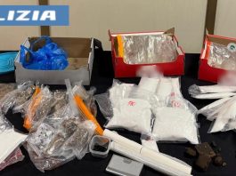 Trasformava cassetti e armadi in un archivio della droga, arrestato a Roma un 25enne