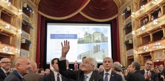 Congresso dell’Unione nazionale degli avvocati amministrativisti al Teatro Massimo di Palermo, Mattarella accolto dagli applausi / Video