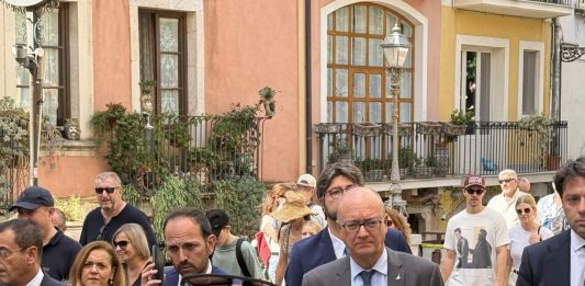 Valditara ai giovani “I problemi non si risolvono sfasciando tutto, ma con il dialogo”