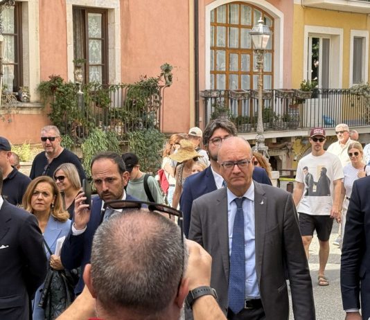 Valditara ai giovani “I problemi non si risolvono sfasciando tutto, ma con il dialogo”