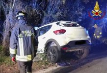 Arzachena, auto esce di strada e rimane incastrata nel guardrail: un ferito