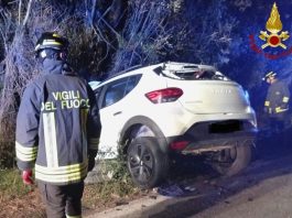 Arzachena, auto esce di strada e rimane incastrata nel guardrail: un ferito