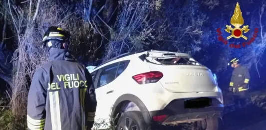 Arzachena, auto esce di strada e rimane incastrata nel guardrail: un ferito