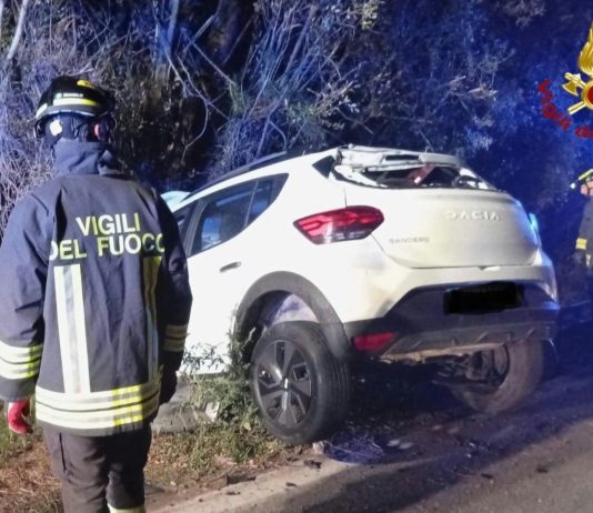 Arzachena, auto esce di strada e rimane incastrata nel guardrail: un ferito