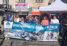 Napoli, flash mob di Fratelli d’Italia contro il velo integrale. Sangiuliano: “No all’islamizzazione”