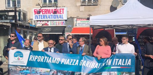 Napoli, flash mob di Fratelli d’Italia contro il velo integrale. Sangiuliano: “No all’islamizzazione”