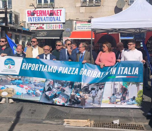 Napoli, flash mob di Fratelli d’Italia contro il velo integrale. Sangiuliano: “No all’islamizzazione”