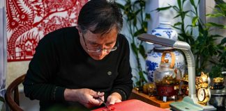 Cina: Gansu, artigiano racconta la Lunga Marcia attraverso ritagli di carta (2)