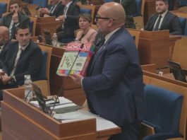 Campania, Sangiuliano regala il Monopoli al presidente Fico: “I 13 milioni sui carburanti non esistono, sono aria”
