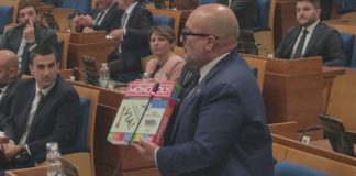 Campania, Sangiuliano regala il Monopoli al presidente Fico: “I 13 milioni sui carburanti non esistono, sono aria”