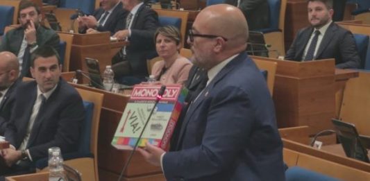 Campania, Sangiuliano regala il Monopoli al presidente Fico: “I 13 milioni sui carburanti non esistono, sono aria”