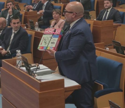 Campania, Sangiuliano regala il Monopoli al presidente Fico: “I 13 milioni sui carburanti non esistono, sono aria”
