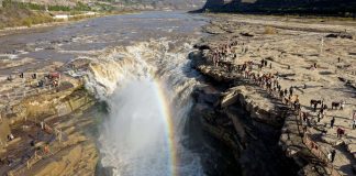 Cina: un arcobaleno sopra la cascata di Hukou del fiume Giallo (1)
