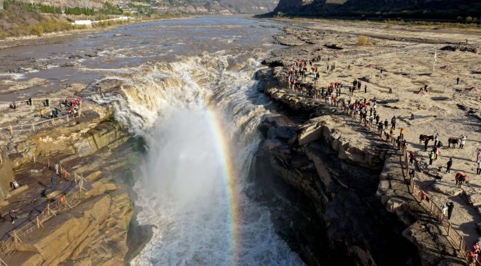 Cina: un arcobaleno sopra la cascata di Hukou del fiume Giallo (1)