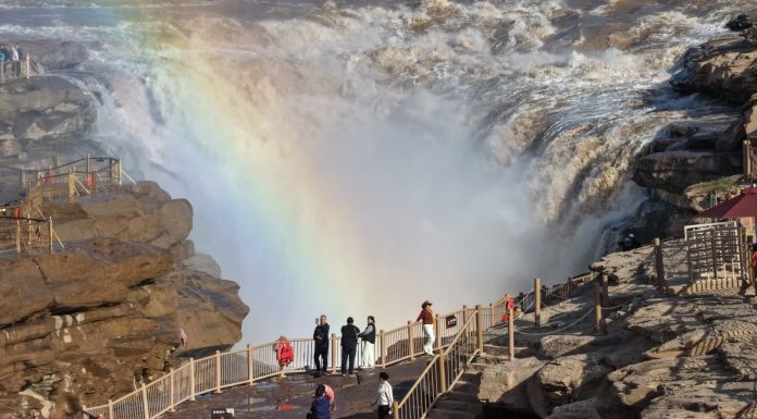 Cina: un arcobaleno sopra la cascata di Hukou del fiume Giallo (2)