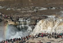Cina: un arcobaleno sopra la cascata di Hukou del fiume Giallo (3)