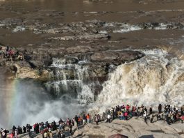 Cina: un arcobaleno sopra la cascata di Hukou del fiume Giallo (3)