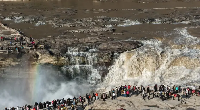 Cina: un arcobaleno sopra la cascata di Hukou del fiume Giallo (3)