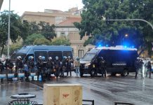 Tensioni al sit-in di Forza Nuova a Palermo, la polizia blocca un corteo di manifestanti dei centri sociali / Foto