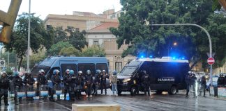 Tensioni al sit-in di Forza Nuova a Palermo, la polizia blocca un corteo di manifestanti dei centri sociali / Foto e Video