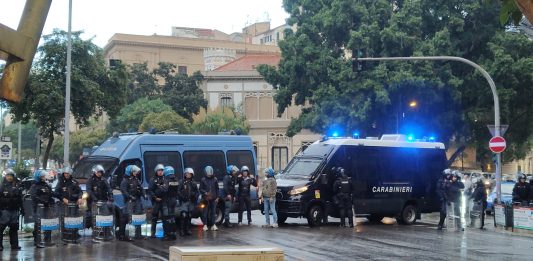 Tensioni al sit-in di Forza Nuova a Palermo, la polizia blocca un corteo di manifestanti dei centri sociali / Foto e Video
