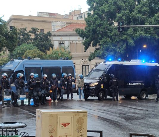 Tensioni al sit-in di Forza Nuova a Palermo, la polizia blocca un corteo di manifestanti dei centri sociali / Foto