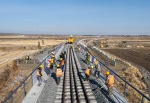 Cina: completata la posa dei binari sul grande ponte di Tongjiang (1)