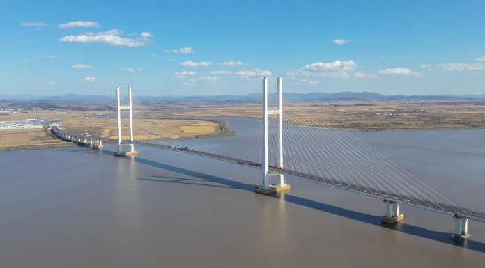 Cina: aperto al traffico nuovo ponte al confine con Repubblica popolare democratica di Corea su fiume Yalu