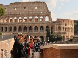 Turisti cinesi in visita al Colosseo (1)