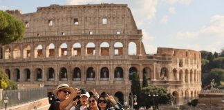 Turisti cinesi in visita al Colosseo (1)