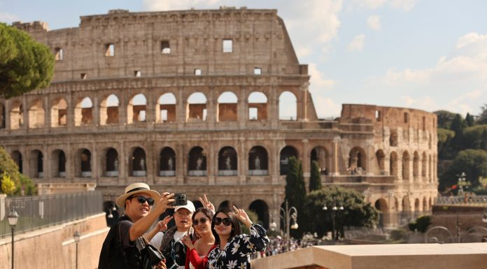 Turisti cinesi in visita al Colosseo (1)