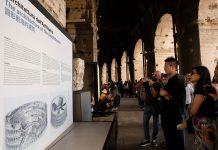Turisti cinesi in visita al Colosseo (2)