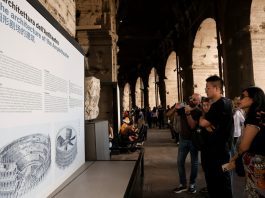Turisti cinesi in visita al Colosseo (2)
