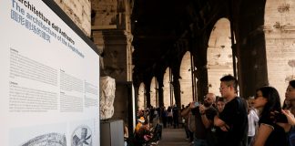 Turisti cinesi in visita al Colosseo (2)