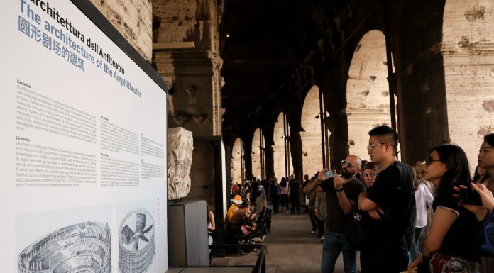 Turisti cinesi in visita al Colosseo (2)
