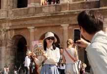 Turisti cinesi in visita al Colosseo (3)