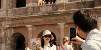 Turisti cinesi in visita al Colosseo (3)