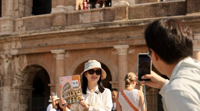 Turisti cinesi in visita al Colosseo (3)