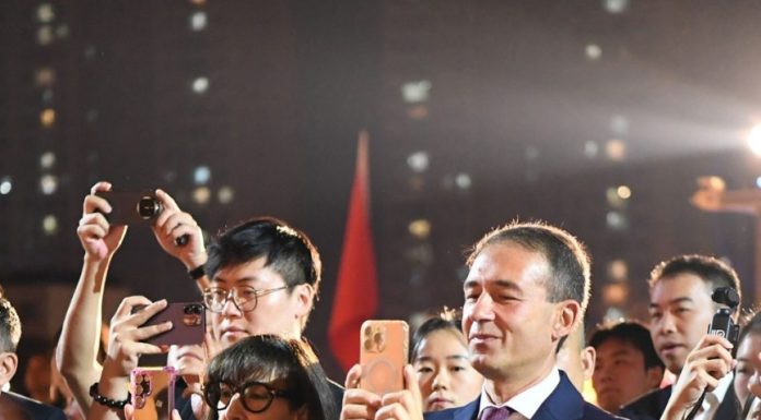 Cina: ospiti internazionali visitano siti culturali e aziende a Luoyang (3)