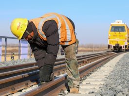 Cina: completata la posa dei binari sul grande ponte di Tongjiang (3)