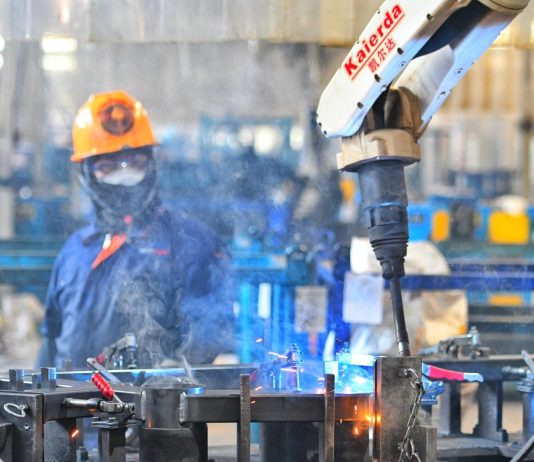 Cina: rallenta il PMI manifatturiero, alta tecnologia ancora in espansione