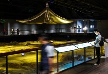 Cina: Hangzhou, turisti visitano museo delle rovine del Palazzo Deshou (2)