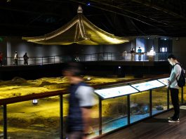 Cina: Hangzhou, turisti visitano museo delle rovine del Palazzo Deshou (2)