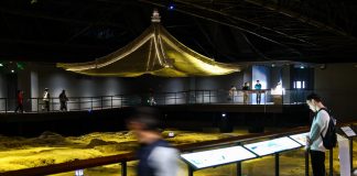 Cina: Hangzhou, turisti visitano museo delle rovine del Palazzo Deshou (2)