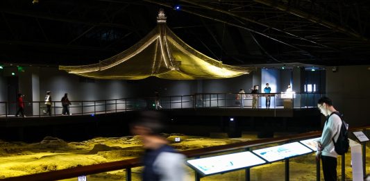 Cina: Hangzhou, turisti visitano museo delle rovine del Palazzo Deshou (2)